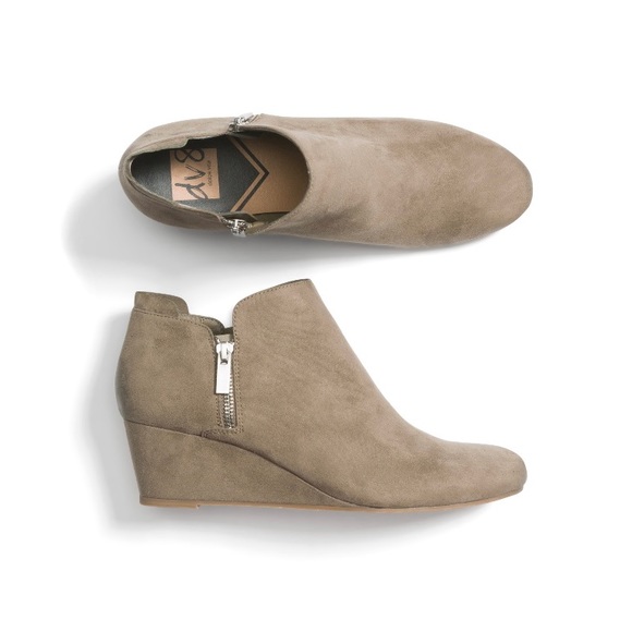 dv8 wedge bootie